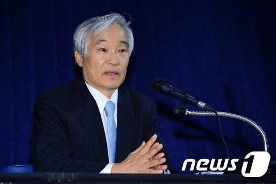 본문 이미지 - 30일 오후 서울 종로구 신문로 축구회관에서 열린 한국프로축구연맹 제18차 상벌위원회 기자회견에서 조남돈 상벌위원장이 K리그 심판 매수에 관련된 전북 현대의 징계에 대해 발표를 하고 있다.  2016.9.30/뉴스1 ⓒ News1 임세영 기자