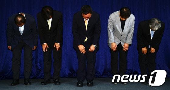 본문 이미지 - 30일 오후 서울 종로구 신문로 축구회관에서 열린 한국프로축구연맹 제18차 상벌위원회 기자회견에서 허정무 한국프로축구연맹 부총재(가운데) 및 관계자들이 K리그 심판 매수 관련 사태에 대해 고개 숙여 사과하고 있다.  왼쪽부터 조영증 심판위원장, 한웅수 사무총장, 허정무 한국프로축구연맹 부총재, 조긍연 경기위원장, 조남돈 상벌위원장. 2016.9.30/뉴스1 ⓒ News1 임세영 기자