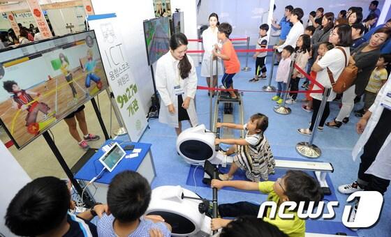 본문 이미지 - 문체부와 국민체육진흥공단이 체육활동 취약 아동이 많은 초등학교를 대상으로 가상현실스포츠실 지원 사업을 실시한다. ⓒ News1 이종현 기자