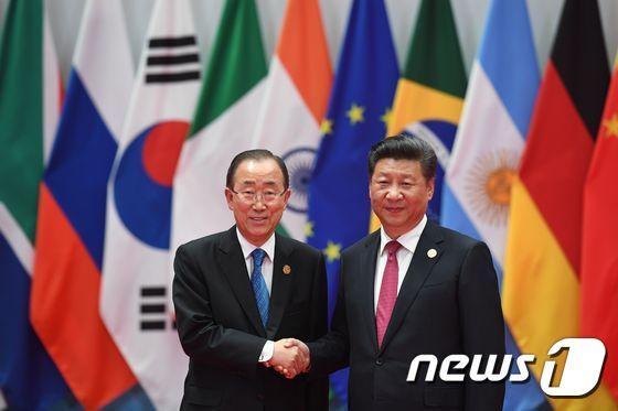 본문 이미지 - 반기문 유엔 사무총장이 지난 9월 주요20개국 (G20) 정상회의가 열린 항저우국제전시장에서 시진핑 중국 국가주석과 악수하고 있다.. ⓒ AFP=뉴스1