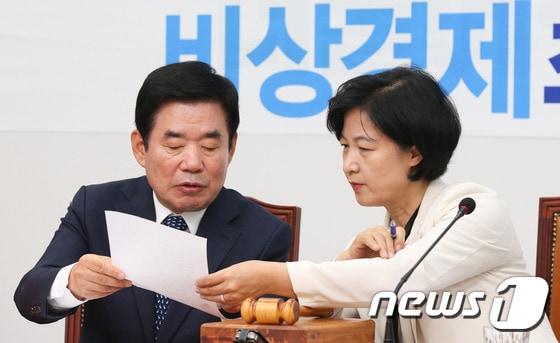 본문 이미지 - 더불어민주당 김진표 의원(왼쪽)과 추미애 의원. 2016.9.5/뉴스1 ⓒ News1 허경 기자