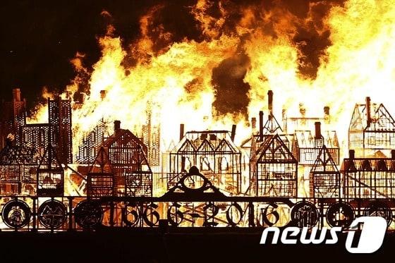 본문 이미지 - 4일(현지시간) 1666년 런던 대화재를 재현하기 위해 템스강변에 설치된 거대한 목조물이 불에 타고 있다. ⓒ AFP=뉴스1 