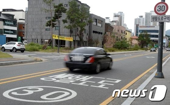 본문 이미지 - 4일 오후 대전 유성구 봉명동 일대 생활도로구역. 승용차 한대가 제한속도 30㎞를 훌쩍 넘긴 채 빠른 속도로 지나가고 있다 ⓒ News1 주기철 기자