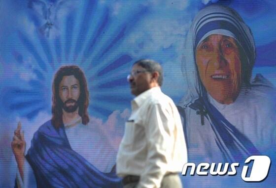 본문 이미지 - 인도 뭄바이에서 불쪽으로 72㎞떨어진 비라르에 위치한 성녀 마더테레사 성당에서 열린 테레사 수녀 성인 추대 기념행사에 참석한 인도의 한 가톨릭 교도. ⓒ AFP=뉴스1