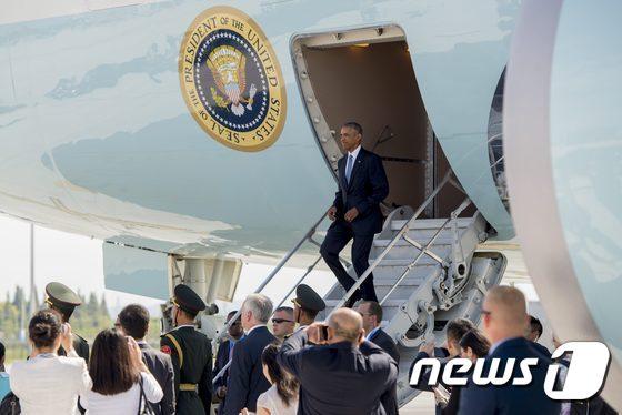 본문 이미지 - 버락 오바마 미국 대통령이 3일(현지시간) 오후 주요 20개국(G20) 정상회의 참석을 위해 중국 항저우 샤오산(蕭山)공항에 내리고 있다. ⓒ AFP=뉴스1