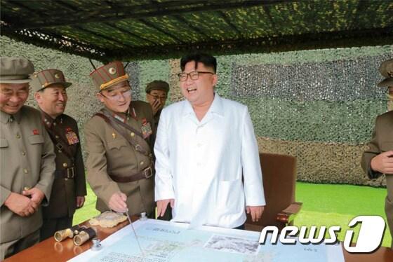 본문 이미지 - 북한 김정은 노동당 위원장 겸 국무위원장이 조선인민군 전략군 화성포병부대의 탄도로켓 발사훈련을 현지지도했다고 노동신문이 6일 보도했다. 김정은 위원장은 이 자리에서 "주체조선의 첫 수소탄의 뇌성으로 장엄한 서막을 열어제낀 역사적인 올해에 다계단으로 일어난 핵무력 강화의 기적적 성과들을 계속 확대해나가야 한다＂고 말했다. (노동신문) 2016.9.6/뉴스1 ⓒ News1 이광호 기자
