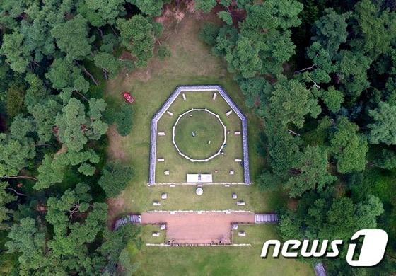 본문 이미지 - 절기상 '백로(白露)'를 하루 앞둔 6일 경기 여주시 능서면 조선 제4대 왕 세종과 소헌왕후 심씨의 합장릉인 세종대왕릉(영릉, 英陵)에서 벌초작업이 한창인 모습. 2016.9.6/뉴스1 ⓒ News1 안은나 기자