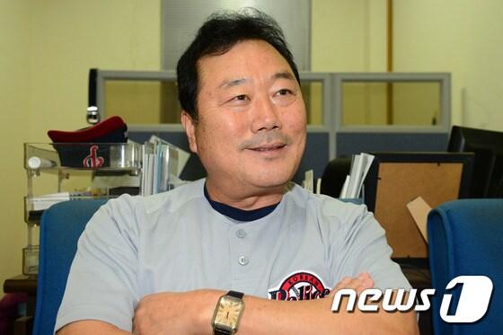 본문 이미지 - 유승안 경찰청야구단 감독이 6일 오후 경기 고양시 경찰청야구단 감독실에서 뉴스1과 인터뷰를 하고 있다. 2016.9.6/뉴스1 ⓒ News1 박재만 인턴기자