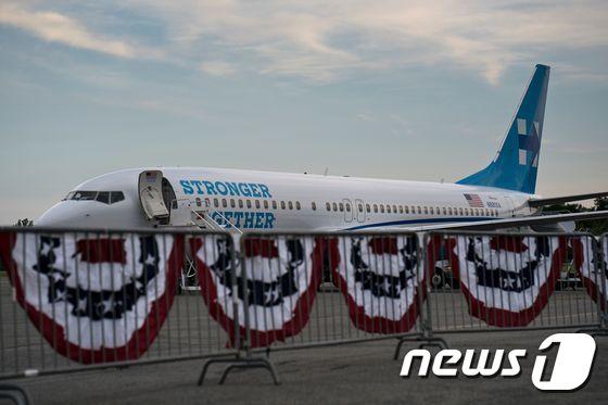 본문 이미지 - 힐러리 클린턴 민주당 대선후보 캠프가 클린턴의 전용기를 5일(현지시간) 공개했다. ⓒ AFP=뉴스1