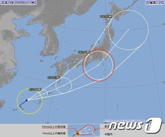 본문 이미지 - 제13호 태풍 '말로'가 6일 오전 일본 오키나와 서쪽 해상에서 발생해 일본 열도를 향해 이동 중이다. 흰색 점선은 이날 오전 9시 기준으로 일본 기상청이 예측한 '말로'의 향후 72시간 이동경로. (일본 기상청 제공) ⓒ News1