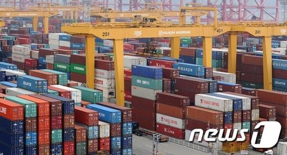 본문 이미지 - 6일 오후 한진해운 부산 신항 컨테이너 터미널에 컨테이너가 쌓여 있다. 부산신항의 한진 터미널에 화물이 적체되면서 부두 운영에 어려움을 겪고 있다.2016.9.6/뉴스1 ⓒ News1 여주연 기자