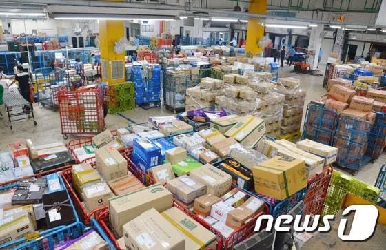 본문 이미지 - 추석이 10여일 남은 7일 강원 원주우편집중국에 추석 택배물량이 쏟아져 밤 늦은 시간까지 작업이 이뤄지고 있다. 2016.9.7/뉴스1 ⓒ News1 권혜민 기자