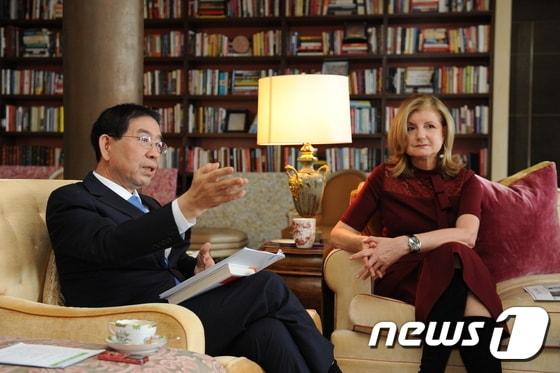 본문 이미지 - 박원순 서울시장이 6일(현지시간) 미국 뉴욕에서 인터넷 언론 '허핑턴포스트 창간자 아리아나 허핑턴을 만났다.ⓒ News1