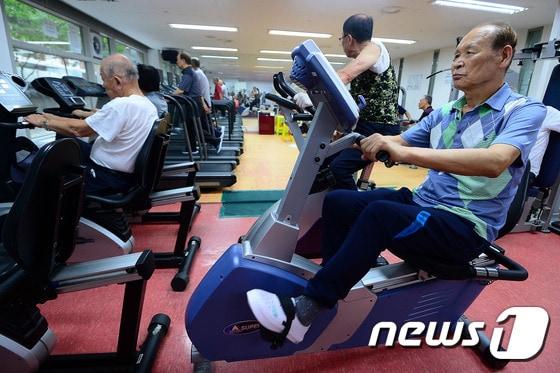 본문 이미지 - 한 노인복지센터 체력단련실에서 어르신들이 운동을 하고 있다. /뉴스1 DB ⓒ News1 박세연 기자