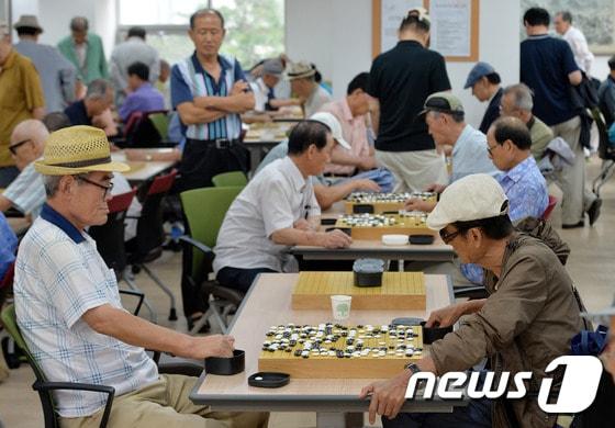 본문 이미지 - 종로구 서울노인복지센터에서 어르신들이 바둑을 두고 있다. ⓒ News1 박세연 기자