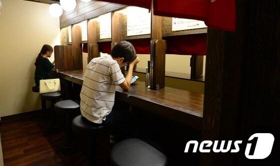 본문 이미지 - 서울 홍대거리의 한 일본식 혼밥식당에서 혼밥족이 음식을 기다리고 있다. ⓒ News1 박지혜 기자