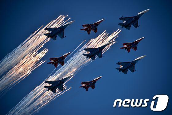 본문 이미지 - 러시아 Su-27 전투기와 MIG 29 전투기. ⓒ AFP=뉴스1