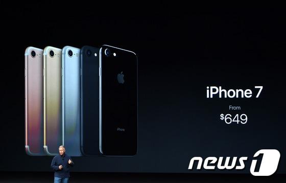 본문 이미지 - 애플은 7일(현지시간) 미국 샌프란시스코 미국 샌프란시스코 빌 그레이엄 시빅 오디토리엄에서 신제품 공개행사를 열고 '아이폰7', '아이폰7 플러스', '애플워치2', '에어팟' 등을 공개했다.  ⓒ AFP=News1 