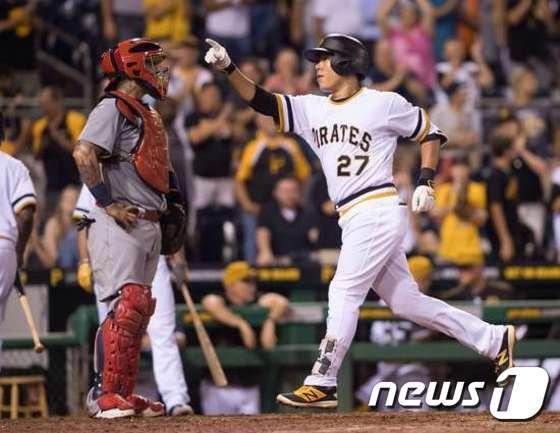 본문 이미지 - 어깨 부상을 털어낸 강정호(29·피츠버그 파이어리츠)가지난 6일 메이저리그에 돌아온 뒤  12일까지 7경기에 나가 타율 0.522(23타수 12안타) 4홈런 10타점 맹타를 휘둘렀다.ⓒ AFP=News1