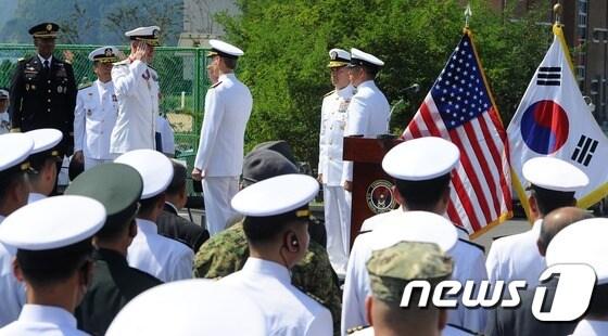 본문 이미지 - 지난해 9월 8일 오전 부산 해군작전사령부 기지 CNFK 앞에서 CNFK 사령관 이취임식이 열리고 있다. 이날 전임 빌 번 제독은 제 11항모강습단 사령관으로 부임했으며, 브래드 쿠퍼 제독이 신임 사령관으로 취임했다. 2016.9.8/뉴스1 ⓒ News1 여주연 기자