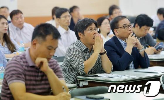 본문 이미지 - 8일 전북 전주시 전북상공회의소 강당에서 열린 '청탁금지법 시행과 기업의 대응과제 등에 대한 설명회' 참석자들이 법 적용대상과 위법사례 설명을 듣고 있다. ⓒ News1 문요한 기자