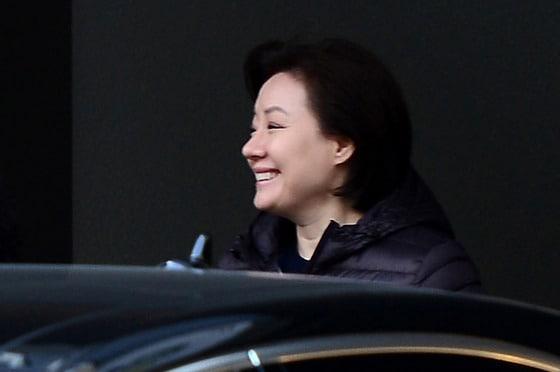 본문 이미지 - 신격호 롯데그룹 총괄회장의 세번째 부인 서미경. 2014년 2월 서울 서초구에서 포착. (더팩트 제공)2016.9.8/뉴스1