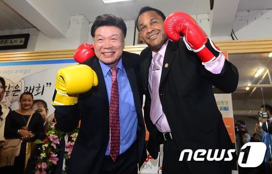 본문 이미지 - 홍수환 한국권투위원회(KBC) 회장과 4전5기 신화의 상대 카라스키야가 9일 오후 서울 강남구 대치동 홍수환 스타복싱 체육관에서 권투글로브를 끼고  기념사진을 찍고 있다.  2016.9.9/뉴스1 ⓒ News1 박재만 인턴기자