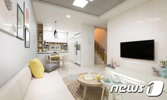 본문 이미지 - 동백 코아루 스칸디나하우스의 실내 모습. 2층으로 올라가는 계단이 보인다. ⓒ News1