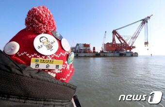 본문 이미지 - 세월호 유가족이 새해 첫 날인 1일 오전 전남 진도군 세월호 참사 해역을 찾아 인양작업을 하고 있는 상하이 샐비지 바지선을 바라보고 있다. 2017.1.1/뉴스1 ⓒ News1 신채린 기자