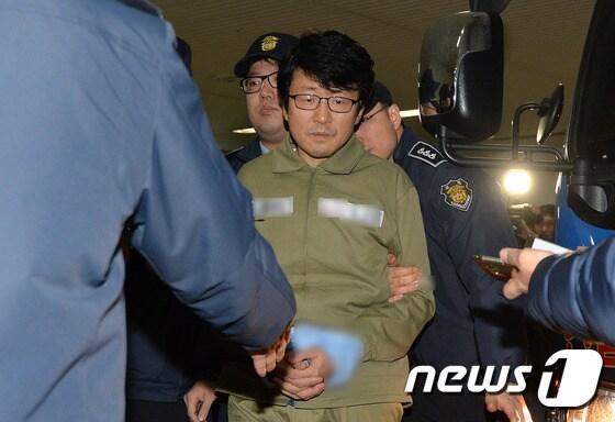 본문 이미지 - 류철균(필명 이인화) 이화여대 교수가 1일 오후 서울 강남구 대치동 최순실 국정농단 사건 특별검사팀에 소환되고 있다. 2017.1.1/뉴스1 ⓒ News1 구윤성 기자