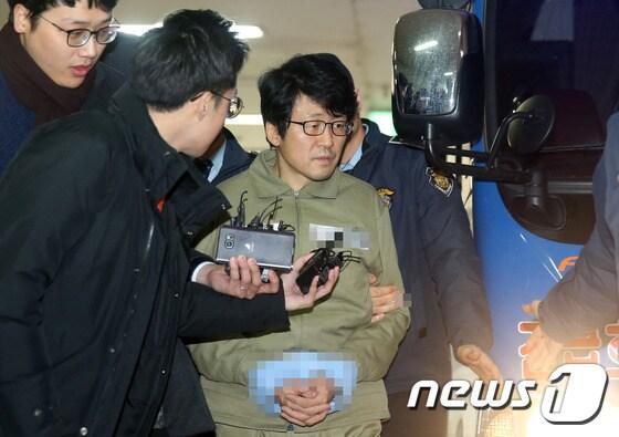 본문 이미지 - 류철균(필명 이인화) 이화여대 디지털미디어학부 교수가 1일 오후 서울 강남구 대치동 최순실 국정농단 사건 특별검사팀에 소환되고 있다. 2017.1.1/뉴스1 ⓒ News1 구윤성 기자