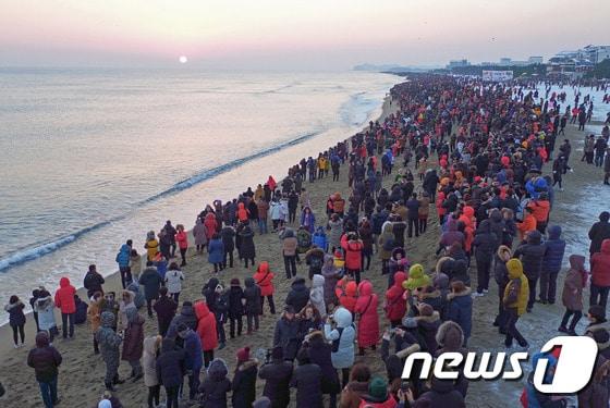 본문 이미지 - 강원도 양양군 낙산해변에서 해맞이 하고있는 관광객들. (뉴스DB)