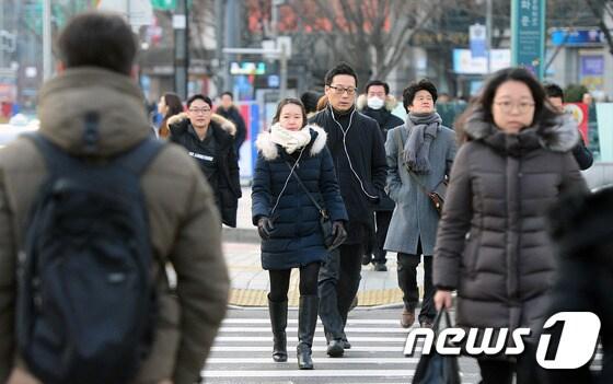 본문 이미지 - 영하 5도의 매서운 한파가 몰아치는 10일 오전 서울 광화문네거리에서 시민들이 출근길을 재촉하고 있다. 기상청은 경기와 강원에 새해 첫 한파특보를 발효하고 내륙 대부분의 지역이 영하권의 추운 날씨를 보이겠다고 전망했다. 2017.1.10/뉴스1 ⓒ News1 최현규 기자