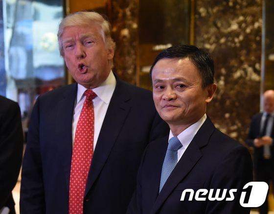 본문 이미지 - 도널드 트럼프 미국 대통령 당선인(왼쪽)이 9일(현지시간) 뉴욕 트럼프 타워에서 잭마 알리바바 회장과 회동한 후 로비에서 기자들에게 대화 내용을 전하고 있다.  ⓒ AFP=뉴스1