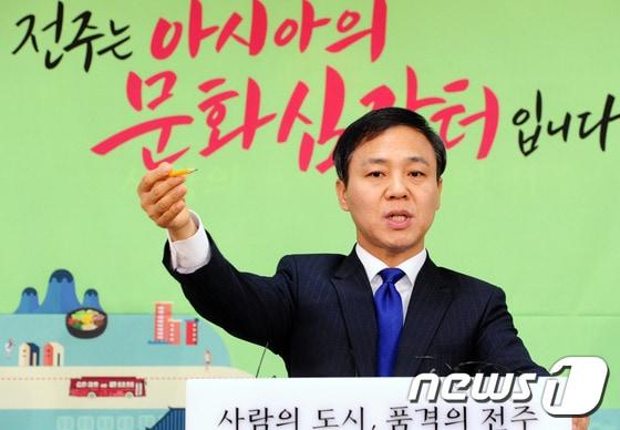 본문 이미지 - 아시아 문화심장터 비전을 제시하고 있는 김승수 전주시장/뉴스1 DB ⓒ News1 문요한 기자