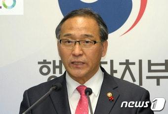 본문 이미지 - 홍윤식 행정자치부 장관이  10일 정부서울청사 브리핑룸에서 '2017년 행정자치부 정부업무보고'를 발표하고 있다.  ⓒ News1 황기선 기자