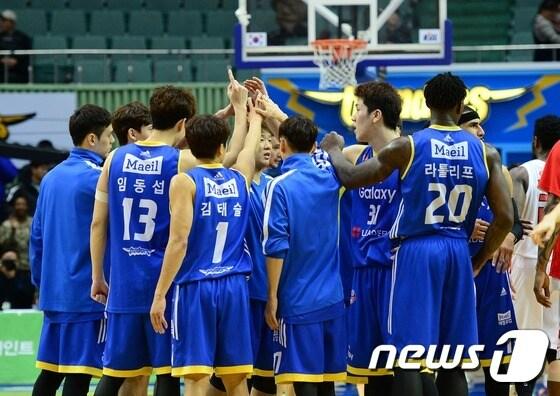 본문 이미지 - 10일 오후 서울 송파구 잠실실내체육관에서 열린 프로농구 '2016-2017 KCC KBL' 삼성 썬더스와 SK 나이츠의 경기에서 삼성 선수들이 SK를 94-90으로 승리를 거둔 뒤 기쁨을 나누고 있다. 2017.1.10/뉴스1 ⓒ News1 박지혜 기자