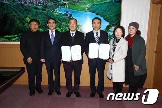 본문 이미지 - 전북 정읍시(시장 김생기·왼쪽 네번째)와 기능성 화장품 생산업체인 ㈜에코드림(대표 박용철·세번째)이 11일 시장실에서 첨단과학산업단지 내 공장 신설 투자에 대한 협약을 체결했다. (뉴스1/DB)ⓒ News1