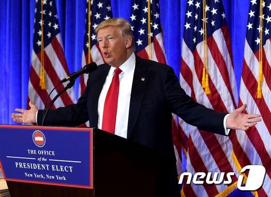 본문 이미지 - 뉴욕 트럼프 타워에서 기자회견을 하는 도널드 트럼프 미 대통령 당선인. ⓒ AFP=뉴스1