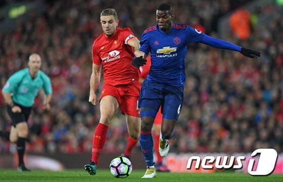 본문 이미지 - 맨체스터 유나이티드와 리버풀이 16일 오전 1시(한국시간) 영국 맨체스터의 올드 트래포드에서 2016-17 잉글랜드 프리미어리그 21라운드를 펼친다. ⓒ AFP=News1