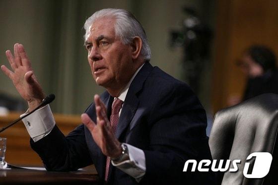 본문 이미지 - 석유회사 엑손모빌 최고경영자(CEO) 출신인 렉스 틸러슨 미국 국무장관 내정자가 11일(현지시간) 워싱턴 의사당의 상원 외교관계위 인준청문회에서 증언을 하고 있다.  ⓒ AFP=뉴스1