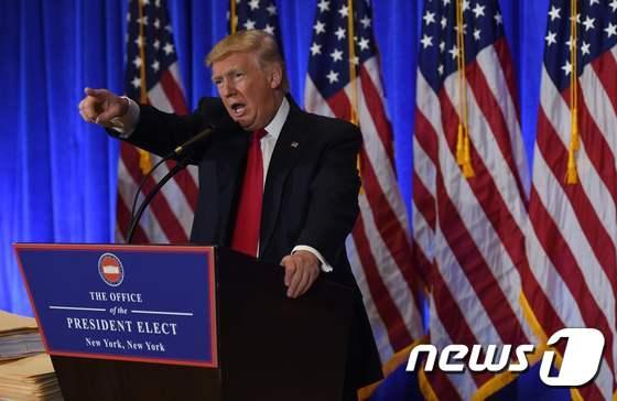 본문 이미지 - 도널드 트럼프 미국 대통령 당선인이 11일 (현지시간) 뉴욕 트럼프 타워에서 열린 당선 후 첫 기자회견에서 언쟁을 벌이고 있다. ⓒ AFP=뉴스1 ⓒ News1 우동명 기자
