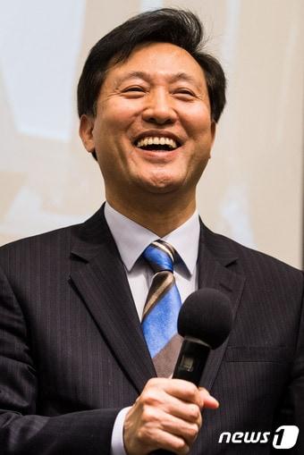 본문 이미지 - 오세훈 전 서울시장이 12일 경기 수원시 팔달구 WI컨벤션에서 열린 바른정당 경기도당 창당대회에서 축사하고 있다. 2017.1.12/뉴스1 ⓒ News1 유승관 기자