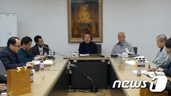 본문 이미지 - 12일 오후 서울 종로구 조계사 총무원에서 열린 '성철 평전' 출간 기념 기자간담회에서 저자인 김택근 전 경향신문 편집장(가운데)이 책에 대해 설명하고 있다.ⓒ News1