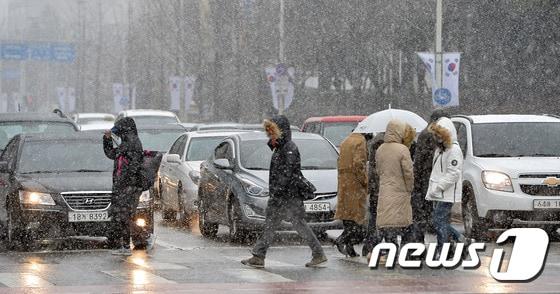 본문 이미지 - 15일 대전·충남엔 새벽까지 비 또는 눈이 내리는 곳이 있을 것으로 예보됐다. 대전 서구 한 거리 신호등에서 시민들이 눈을 맞으며 걷고 있다. /뉴스1 ⓒ News1