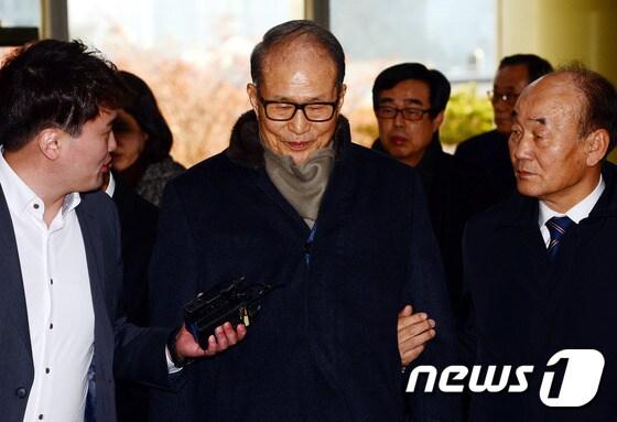 본문 이미지 - 이명박 전 대통령의 친형 이상득 전 새누리당 의원이 지난 2017년 1월13일 오후 서울 서초동 서울중앙지법에서 선고공판을 마친뒤 나서고 있다.  ⓒ News1 이광호 기자