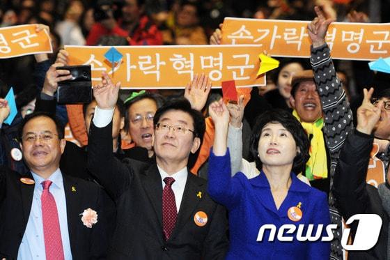 본문 이미지 - 이재명 성남시장이 15일 오후 광주 서구 김대중컨벤션선터에서 열린 손가락혁명군 출정식에서 희망 메시지를 적은 종이비행기를 날리고 있다. 2017.1.15/뉴스1 ⓒ News1 황희규 기자