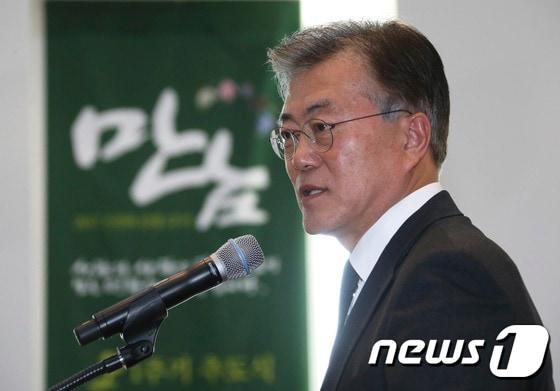 본문 이미지 - 문재인 더불어민주당 전 대표. 2017.1.15/뉴스1 ⓒ News1 신웅수 기자