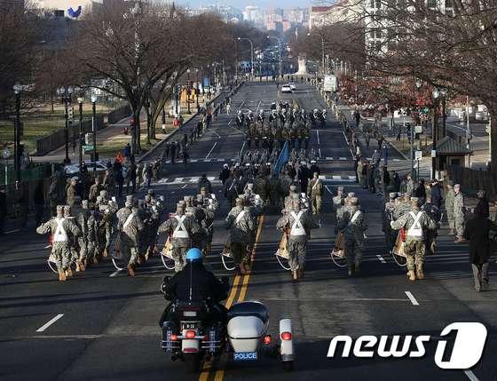 본문 이미지 - 워싱턴 펜실베이니아가에서 미국 군인들이 도널드 트럼프 대통령 취임식 리허설을 하고 있다. ⓒ AFP=뉴스1 ⓒ News1 우동명 기자