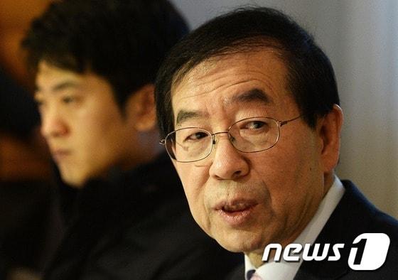 본문 이미지 - 박원순 서울시장이 16일 오전 서울 중구 정동 달개비에서 열린 '촛불공동경선' 관련 시민사회단체 대표자 간담회에서 참석자들과 대화를 나누고 있다. 2017.1.16/뉴스1 ⓒ News1 오대일 기자